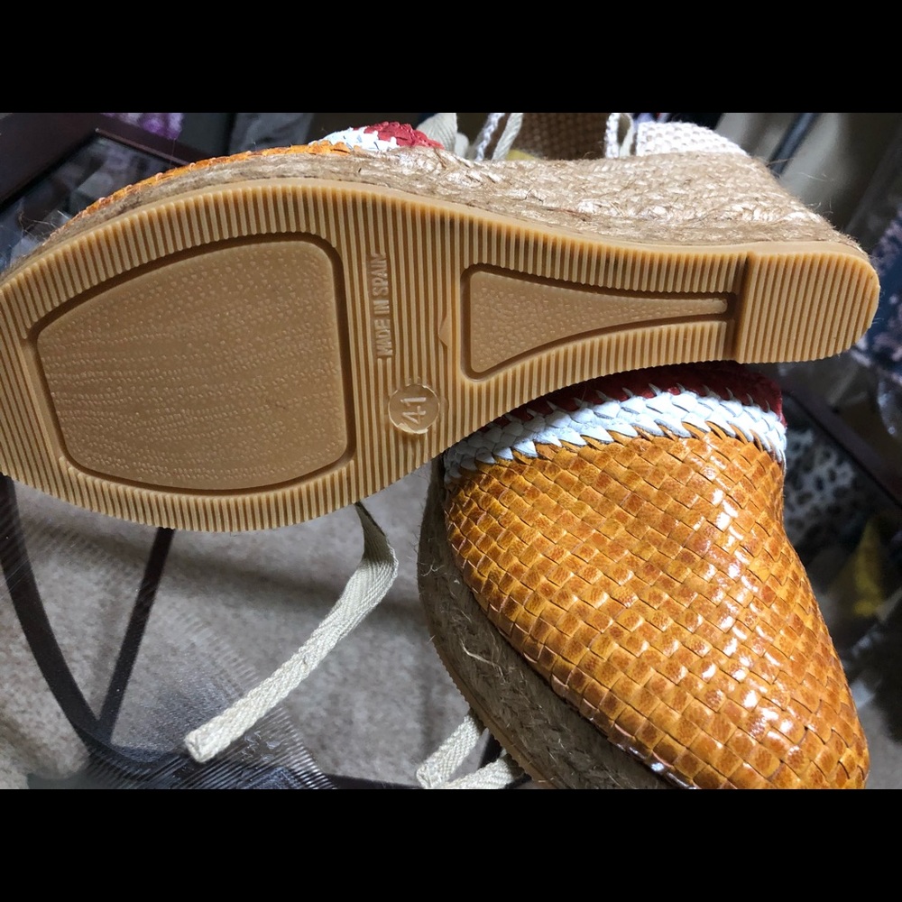 Shoe - Picture 3 of 7